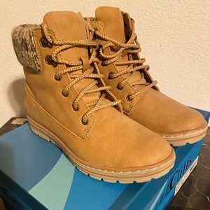 Cliffs by white mountain boots